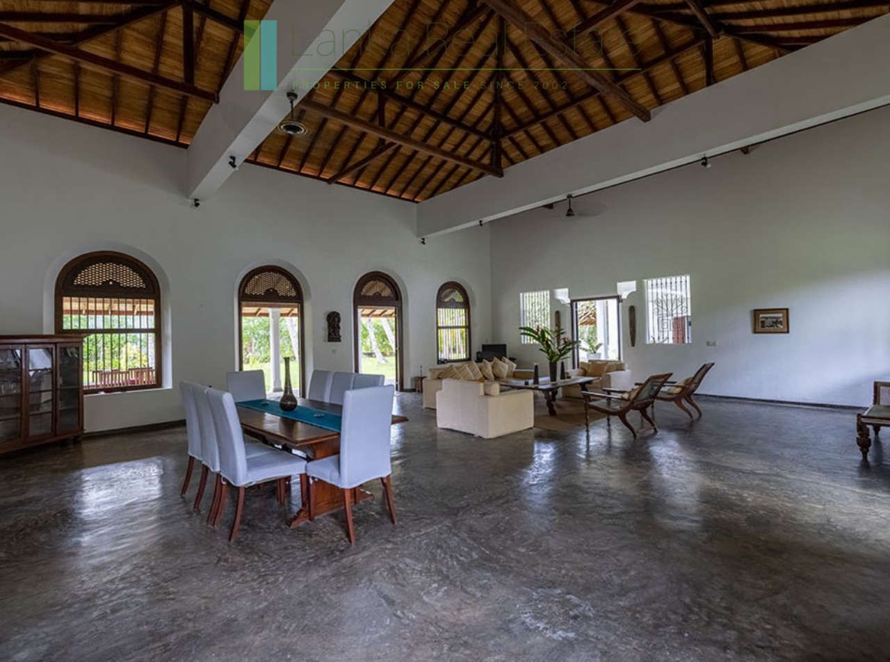 Four bedroom villa with pool in Unawatuna