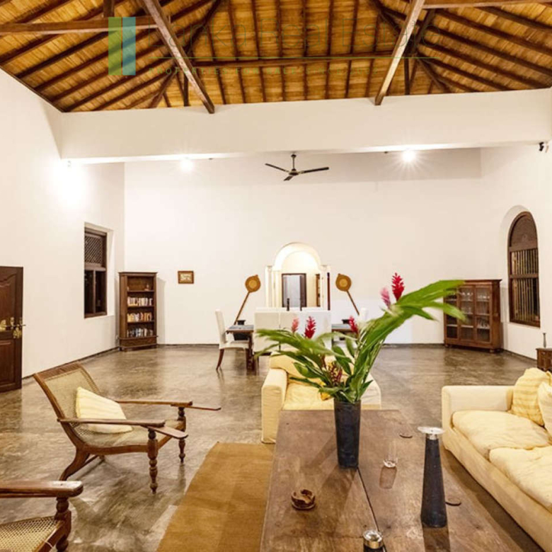 Four bedroom villa with pool in Unawatuna