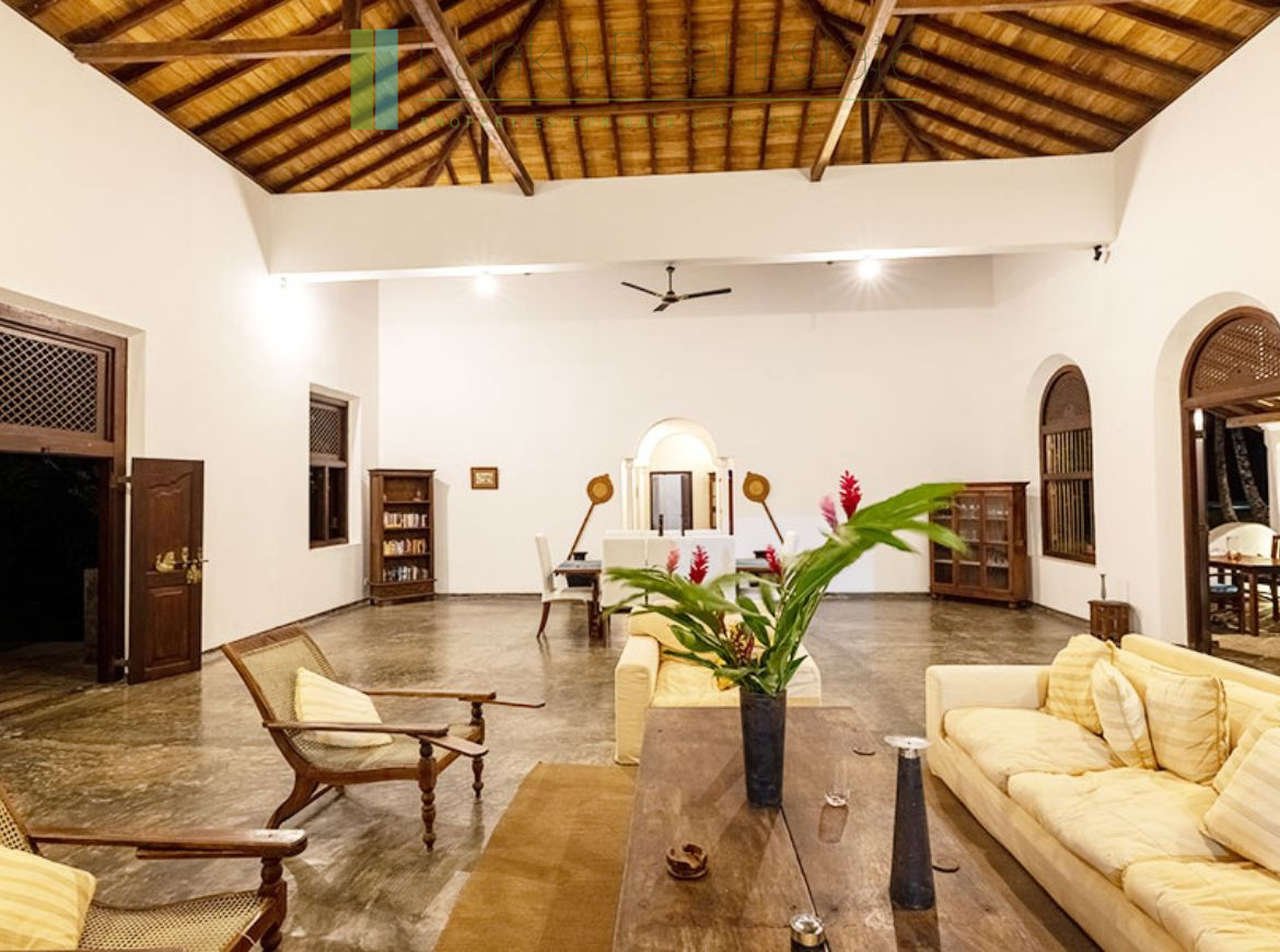 Four bedroom villa with pool in Unawatuna