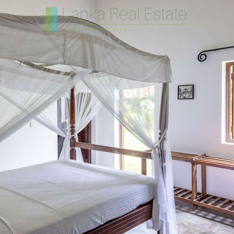 Four bedroom villa with pool in Unawatuna