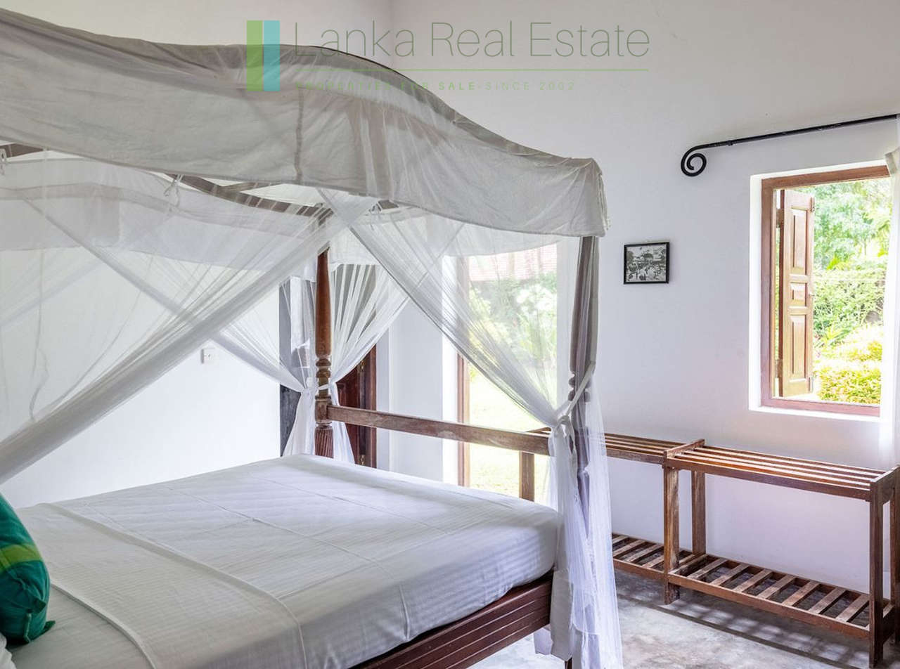 Four bedroom villa with pool in Unawatuna