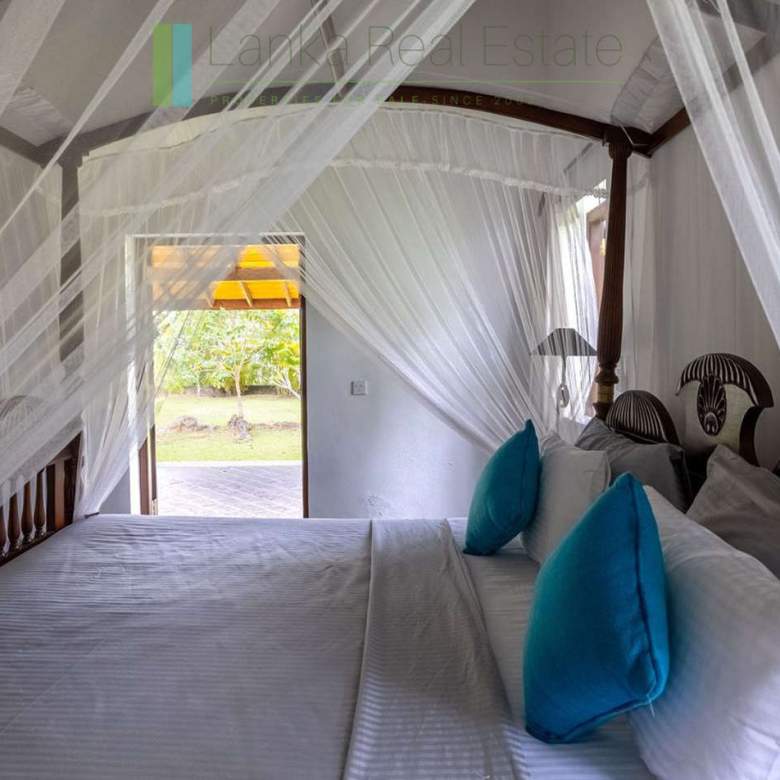 Four bedroom villa with pool in Unawatuna