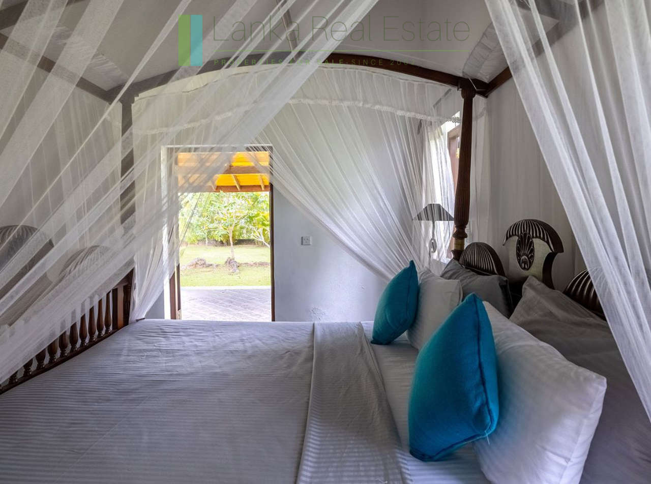 Four bedroom villa with pool in Unawatuna