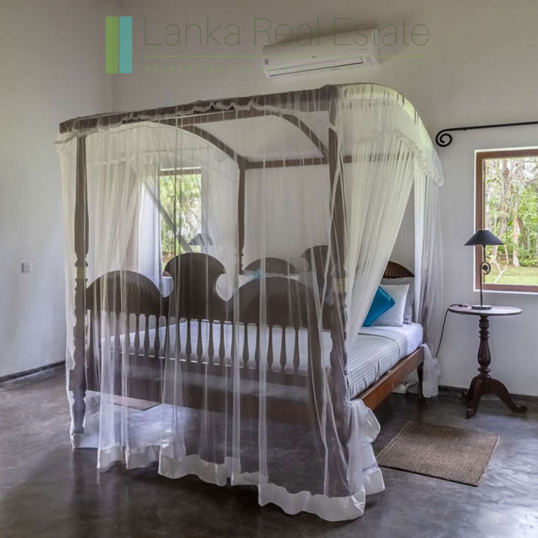 Four bedroom villa with pool in Unawatuna