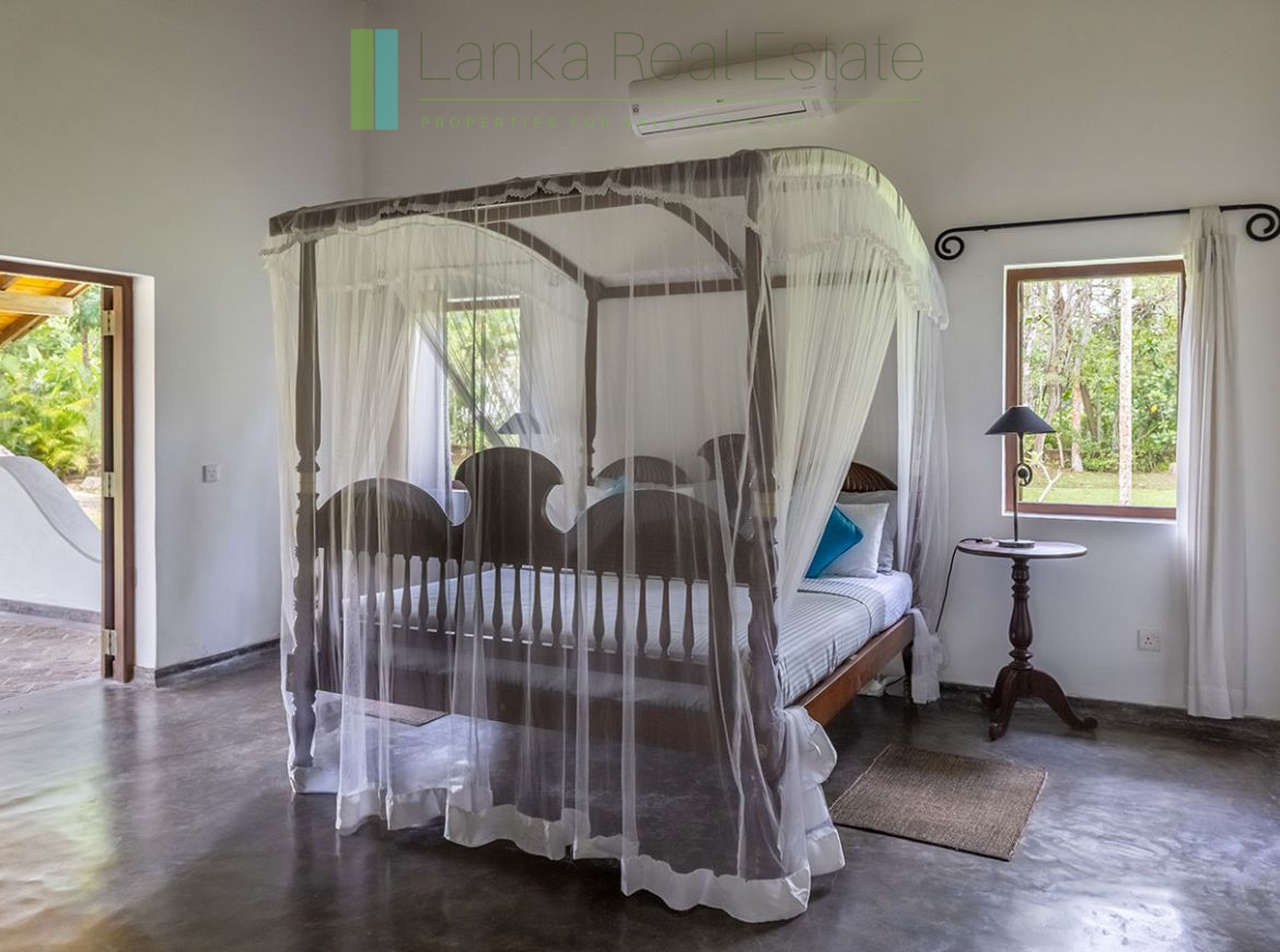 Four bedroom villa with pool in Unawatuna
