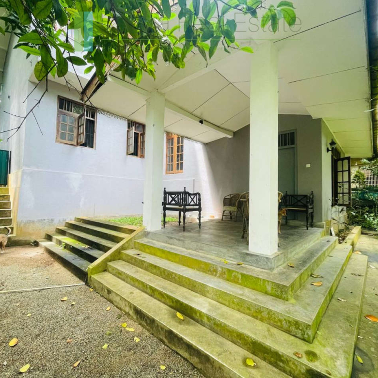 Renovated village house in Heenatigala