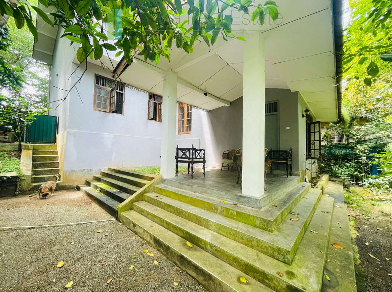 Renovated village house in Heenatigala
