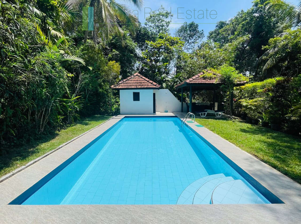 Lakefront villa with pool