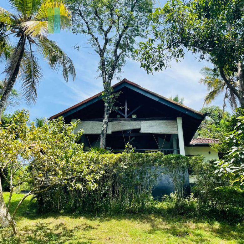 Lakefront villa with pool