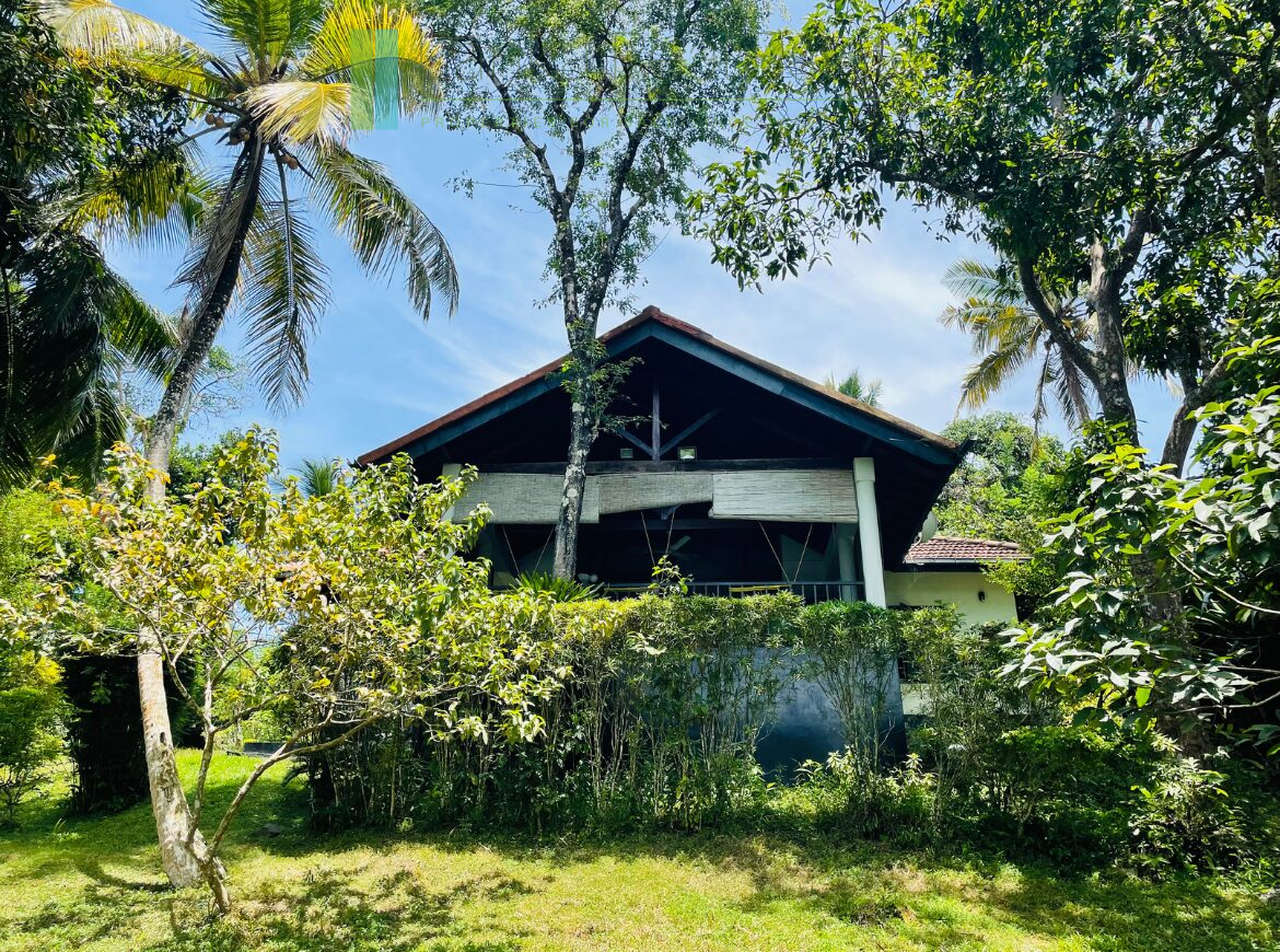 Lakefront villa with pool