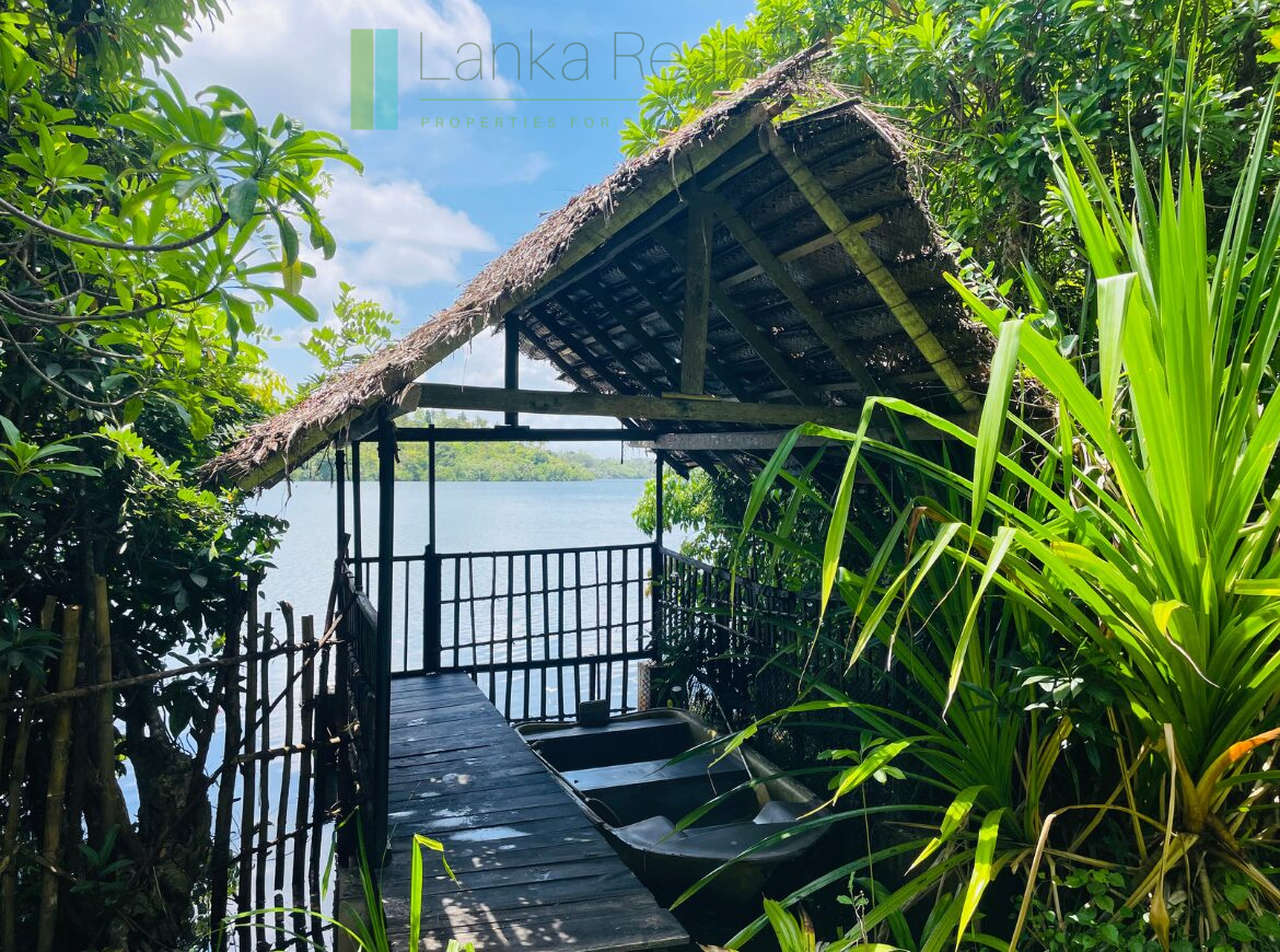 Lakefront villa with pool