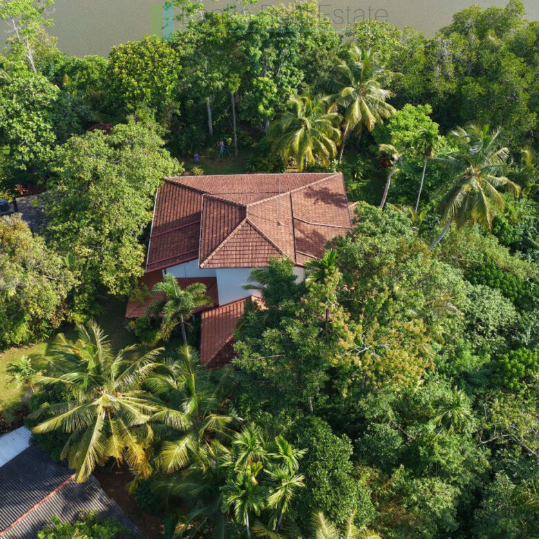 Lakefront villa on Rathgama Lagoon