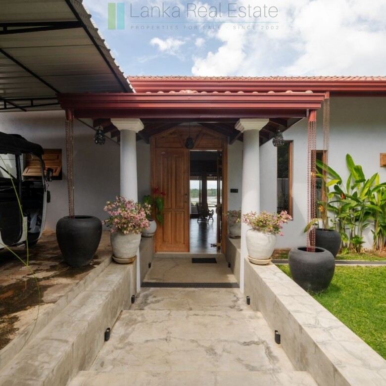 Two-bedroom villa with views near Tangalle