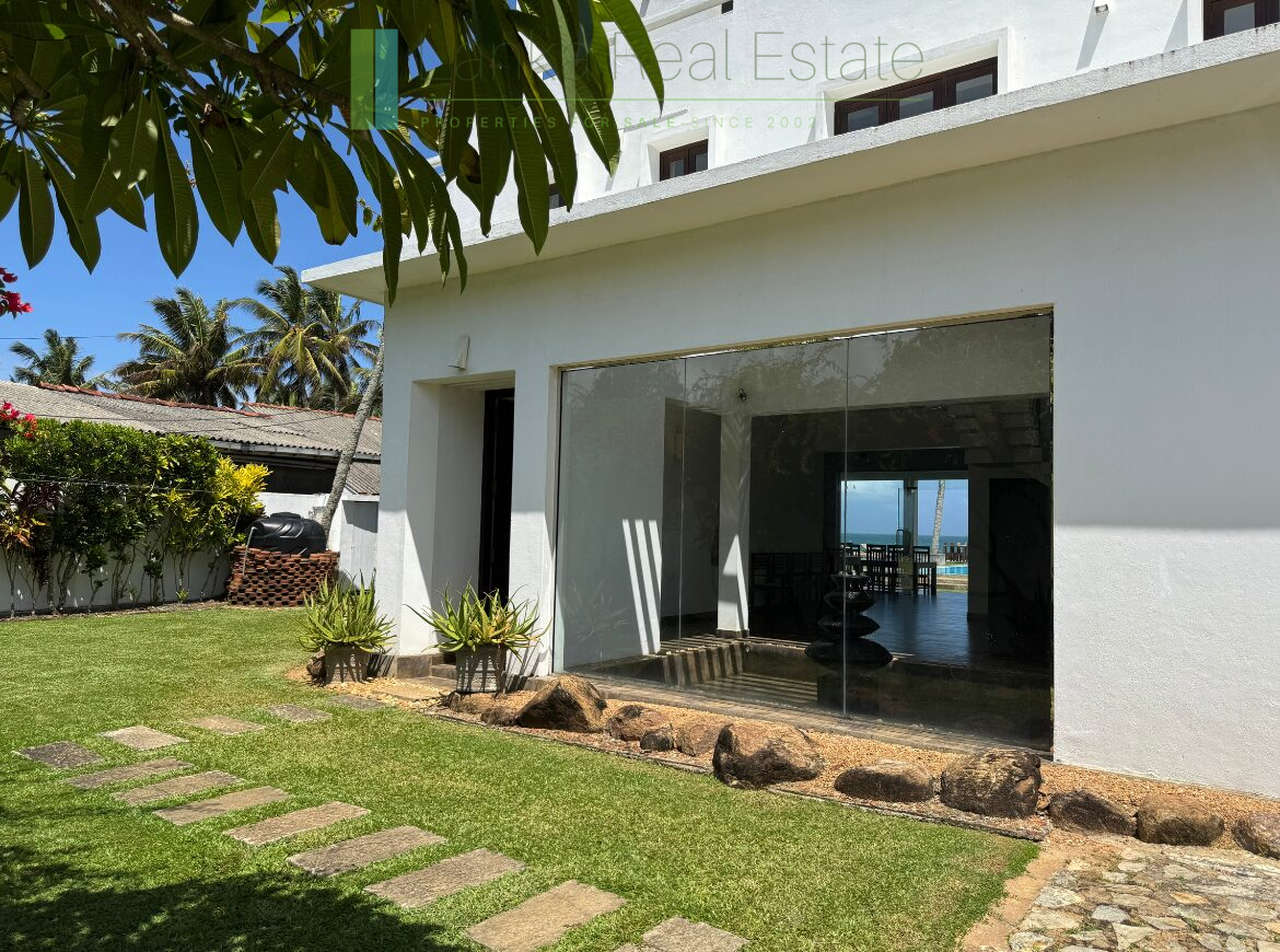 Dondra oceanfront villa