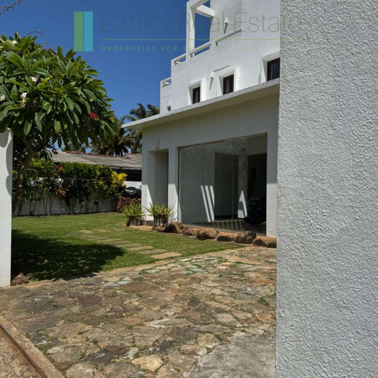 Dondra oceanfront villa