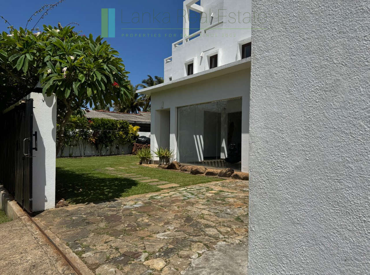Dondra oceanfront villa