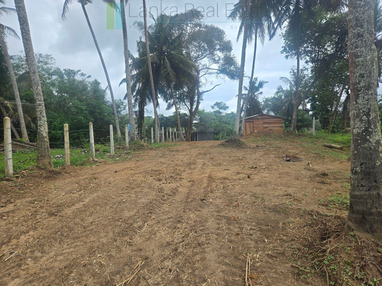 Ocean-view plot in Hiriketiya