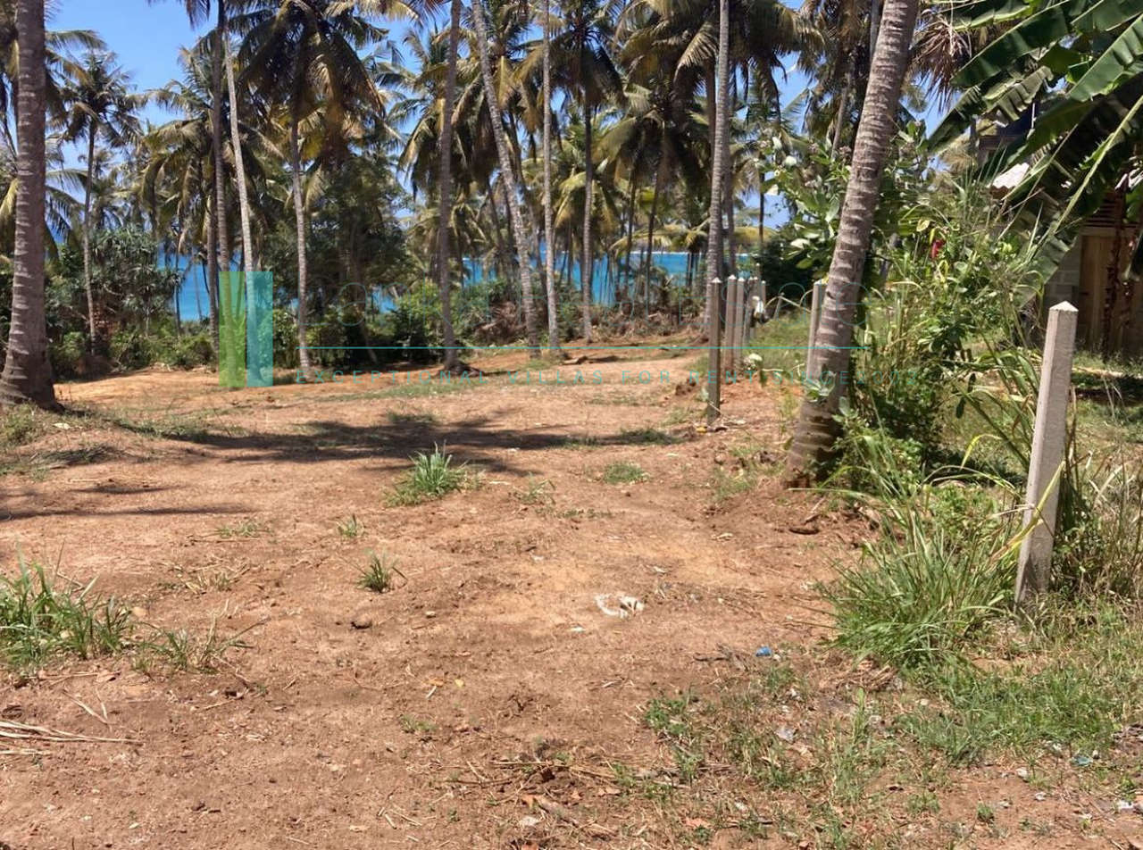 Ocean-view plot in Hiriketiya