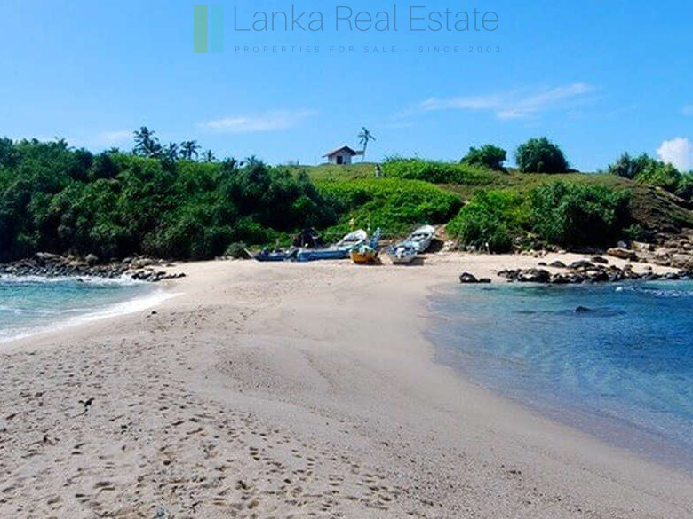 Blue Beach Island, Nilwella, Hiriketiya