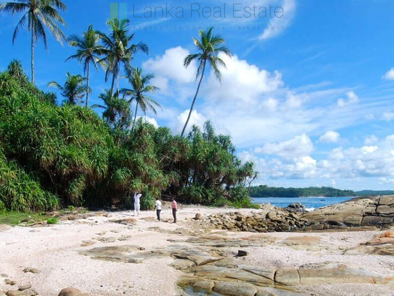 Blue Beach Island, Nilwella, Hiriketiya
