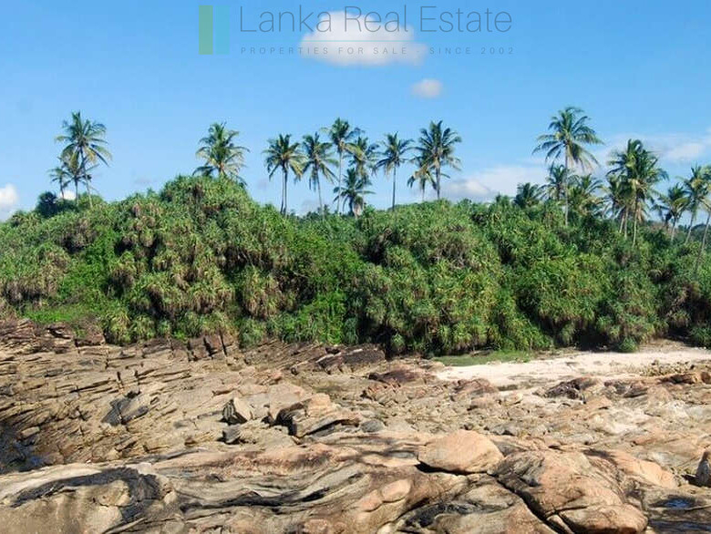 Blue Beach Island, Nilwella, Hiriketiya