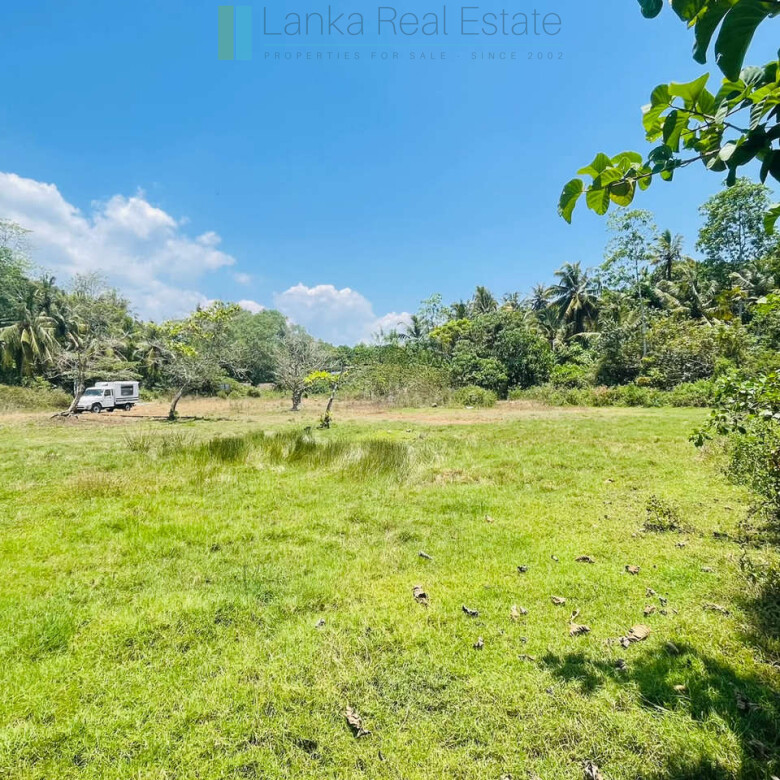 Large development plot twixt Mirissa and Weligama