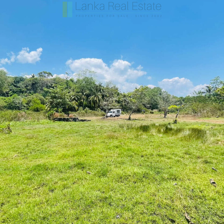 Large development plot twixt Mirissa and Weligama