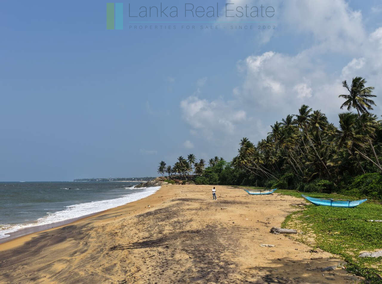 Enviable beachfront plot in Gintota