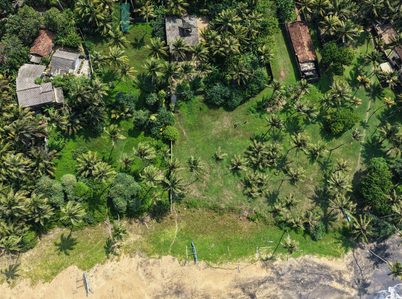 Enviable beachfront plot in Gintota