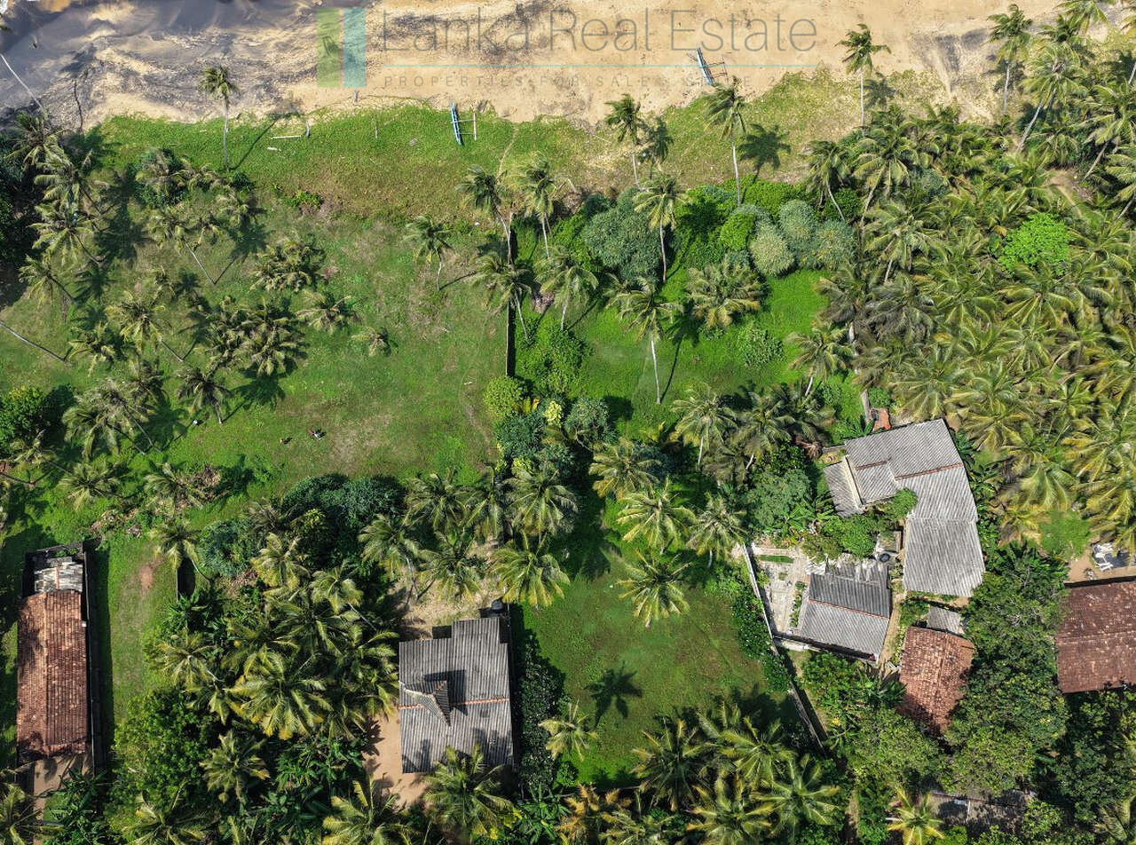 Enviable beachfront plot in Gintota