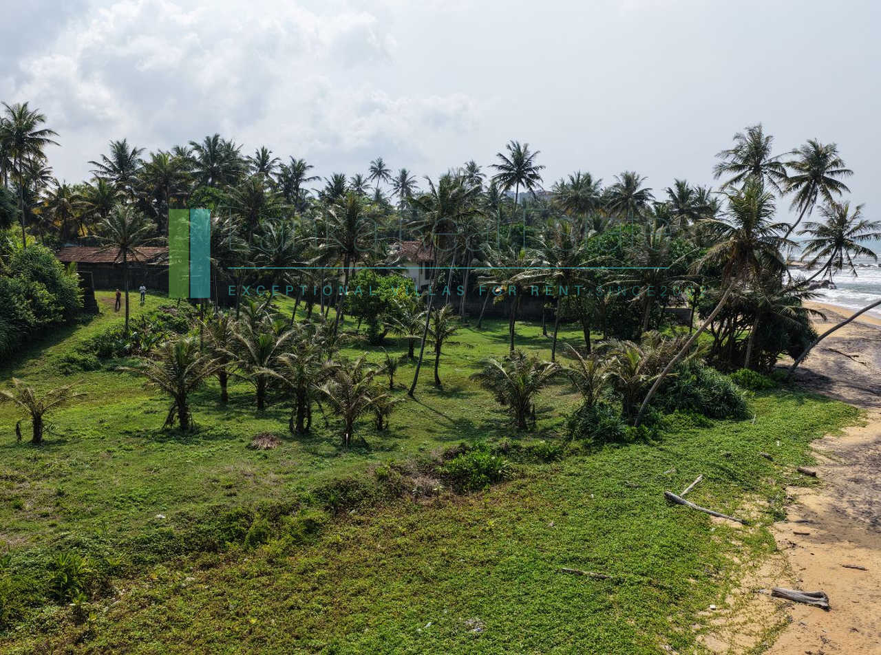Substantial oceanfront plot in Gintota