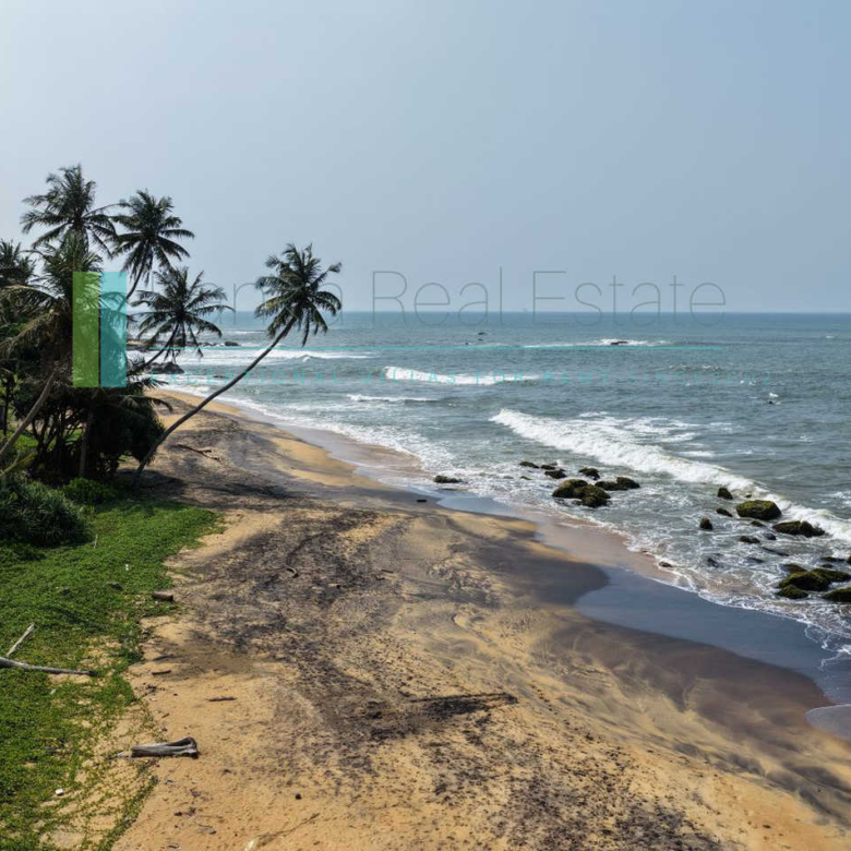 Substantial oceanfront plot in Gintota
