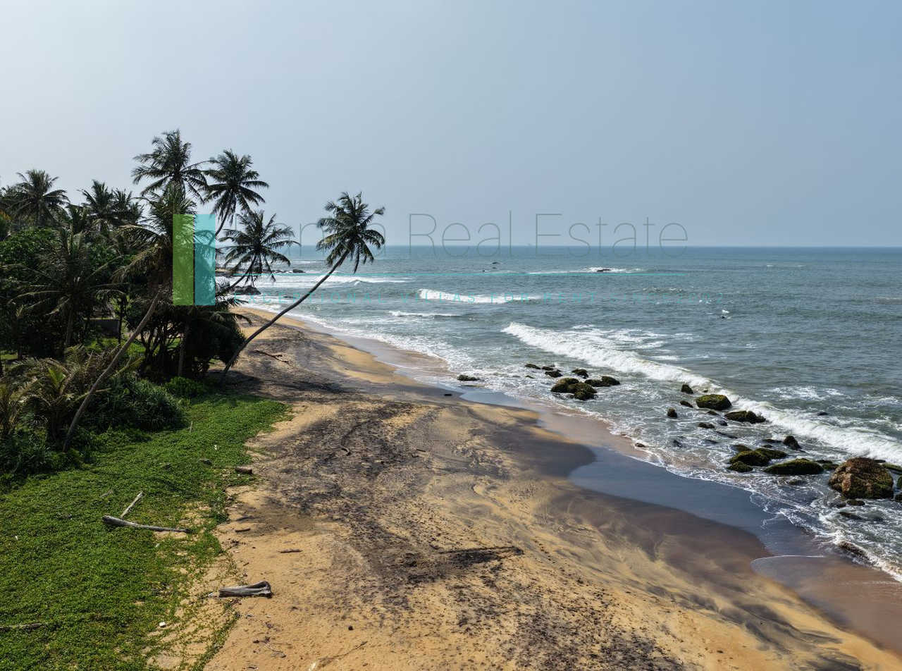 Substantial oceanfront plot in Gintota
