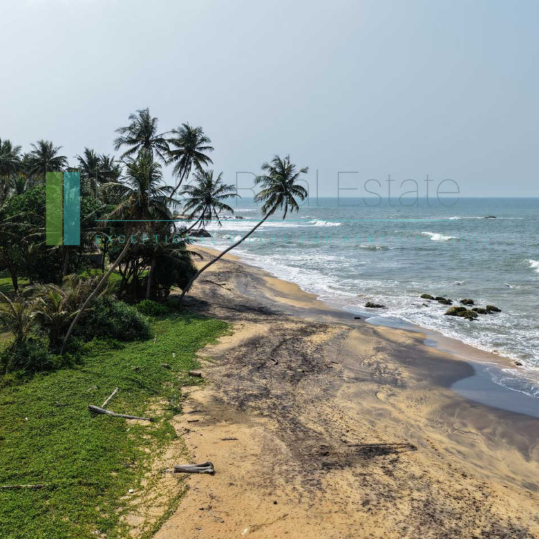 Substantial oceanfront plot in Gintota