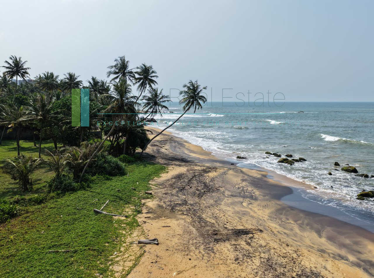 Substantial oceanfront plot in Gintota