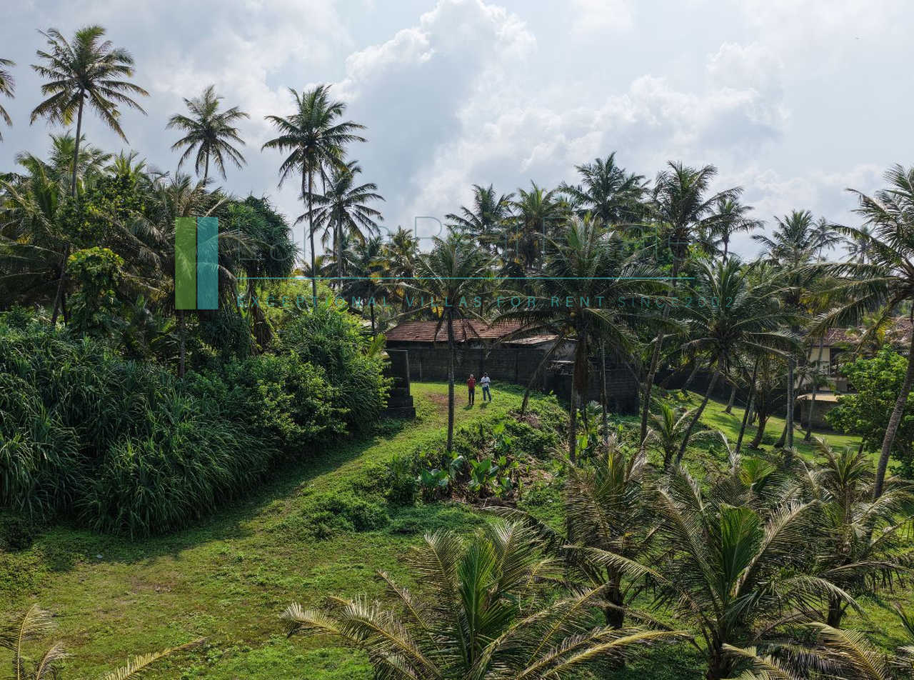Substantial oceanfront plot in Gintota