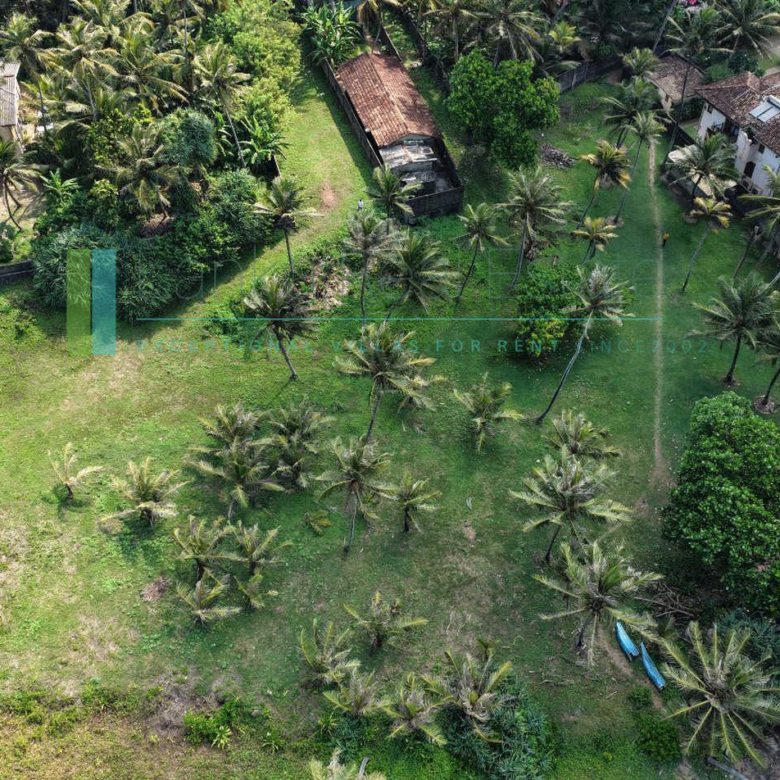 Substantial oceanfront plot in Gintota