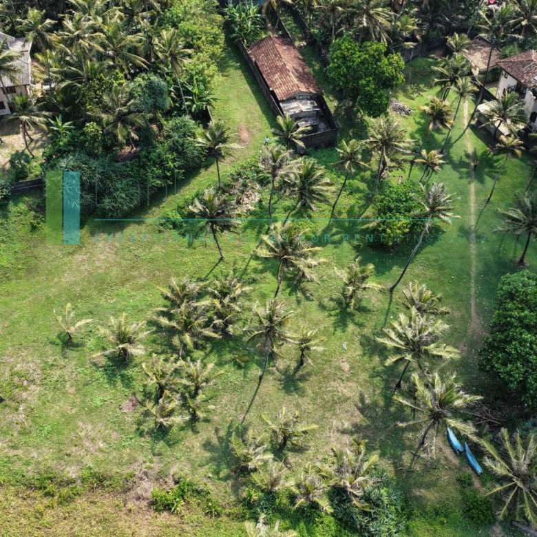 Substantial oceanfront plot in Gintota