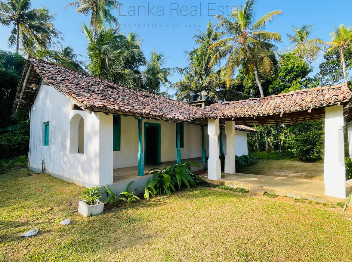Heritage Sinhalese manor house near Galle
