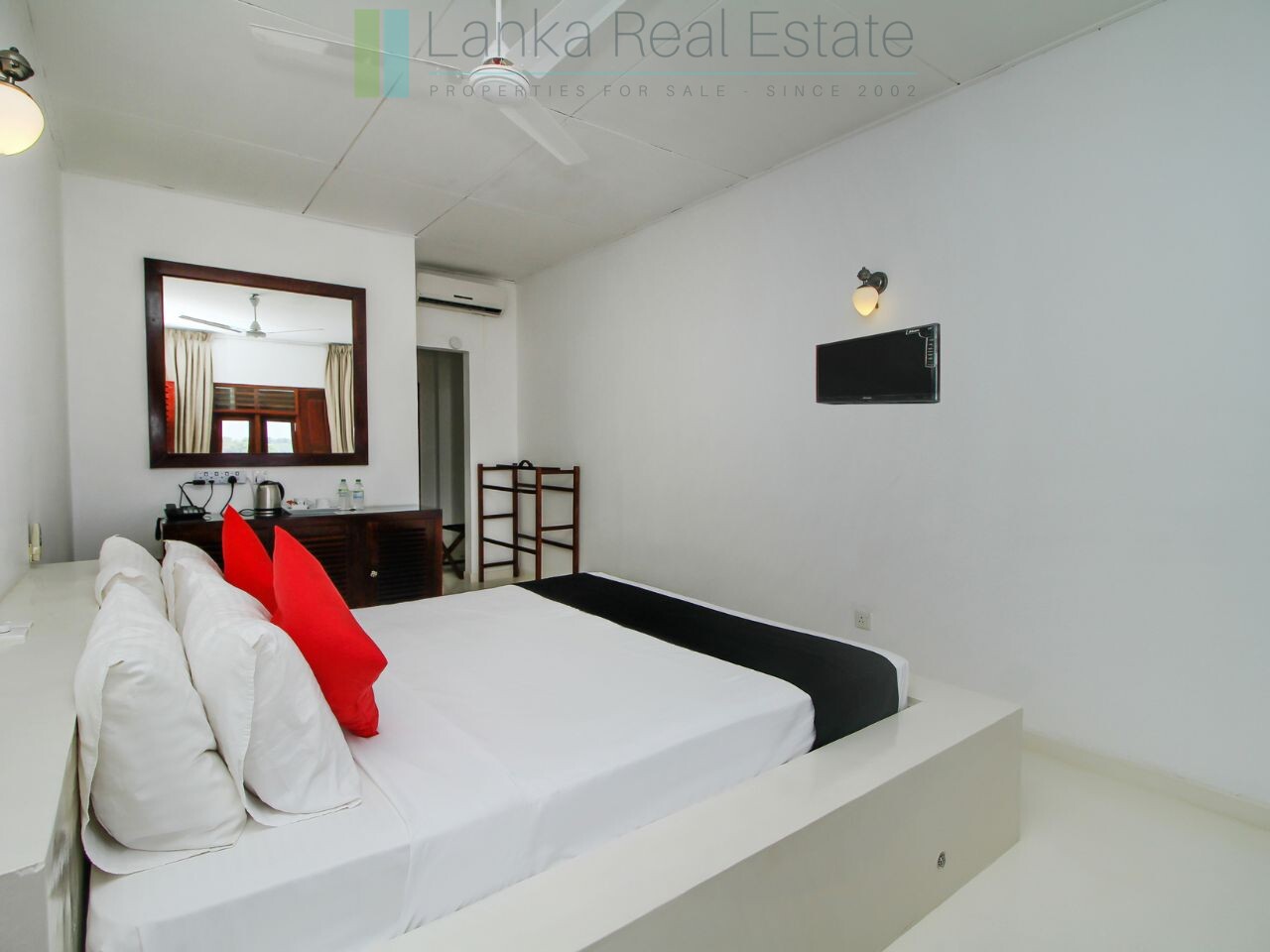 Fifteen bedroom lakeside resort hotel in Hikkaduwa