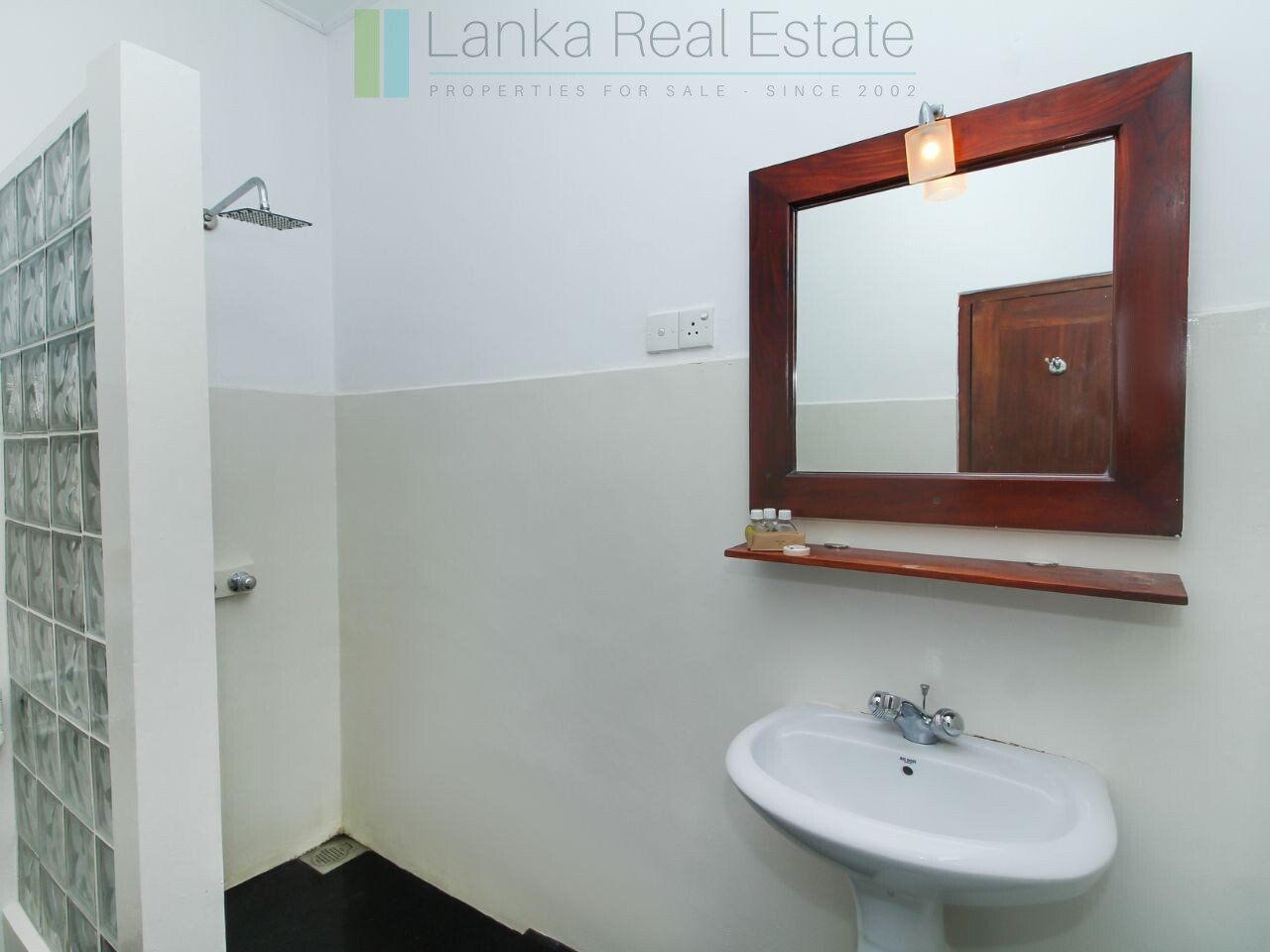 Fifteen bedroom lakeside resort hotel in Hikkaduwa