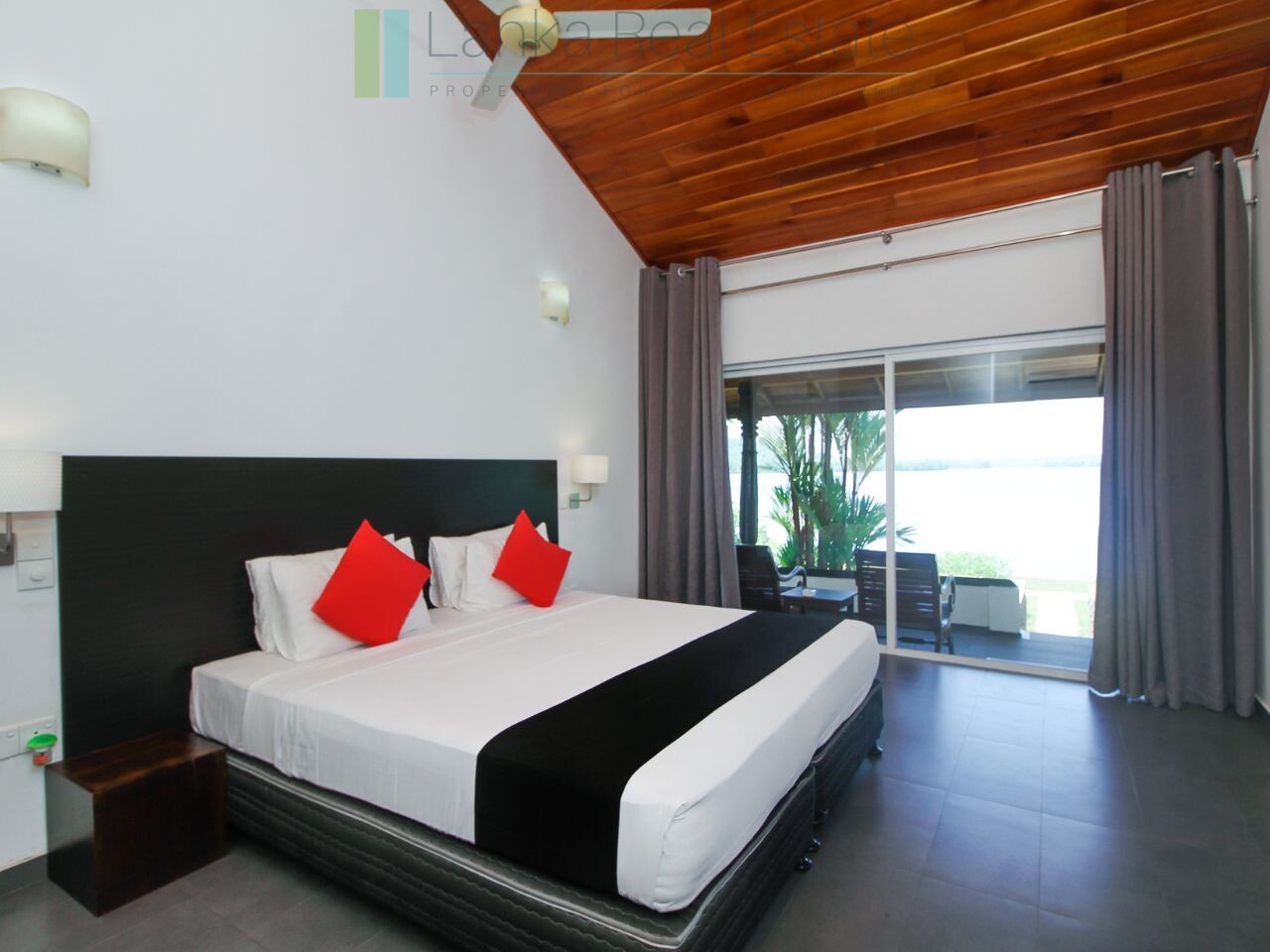 Fifteen bedroom lakeside resort hotel in Hikkaduwa