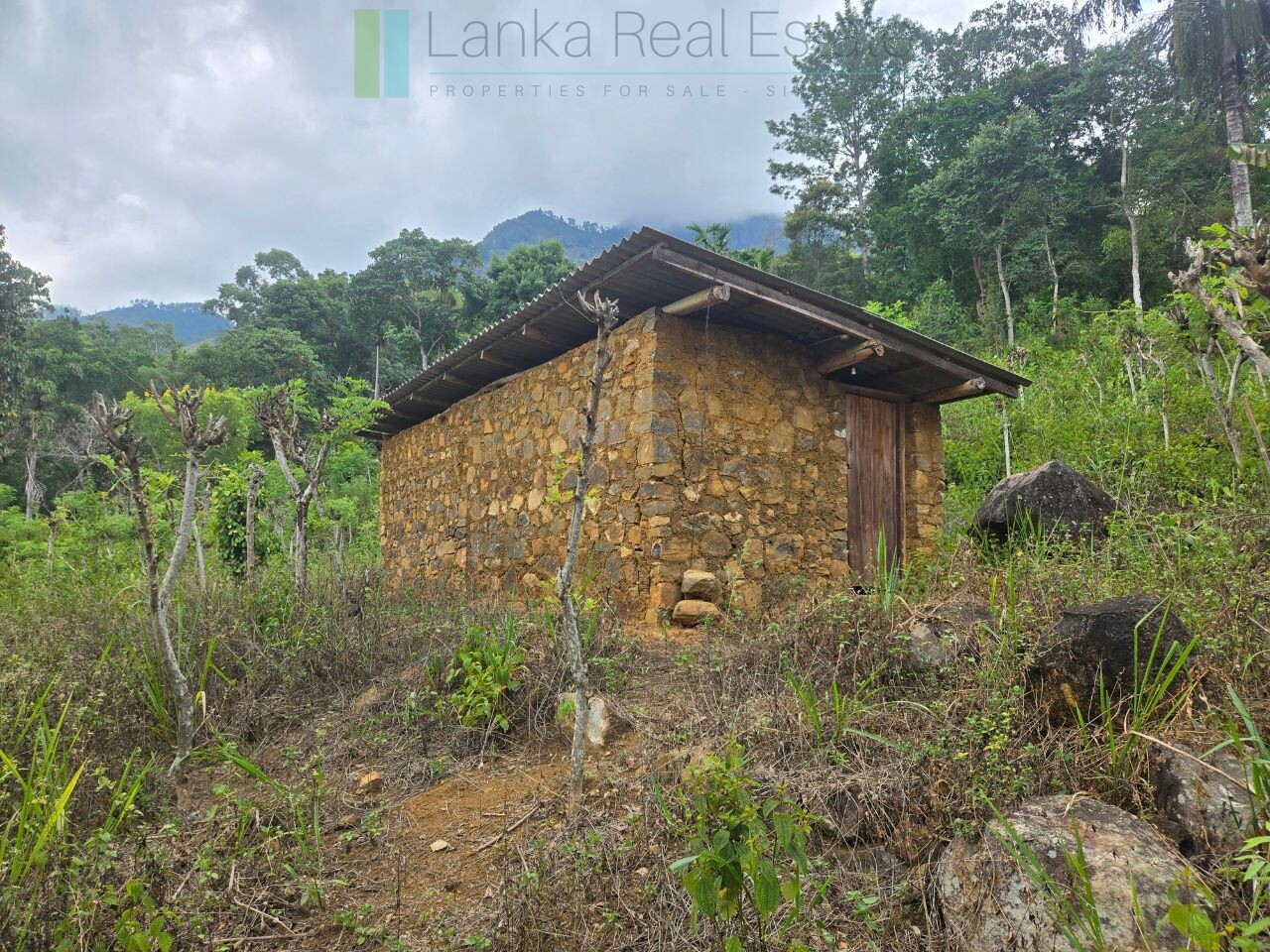 Sloping land with far-reaching views near Beragala