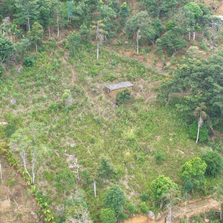 Sloping land with far-reaching views near Beragala