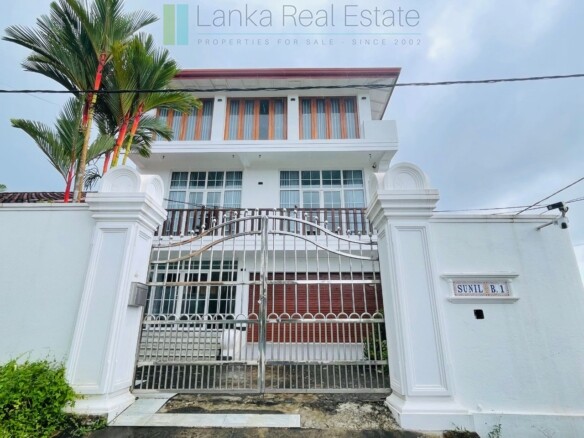 Three-level apartment house in Weligama