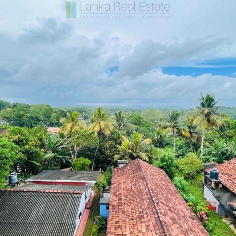 Three-level apartment house in Weligama