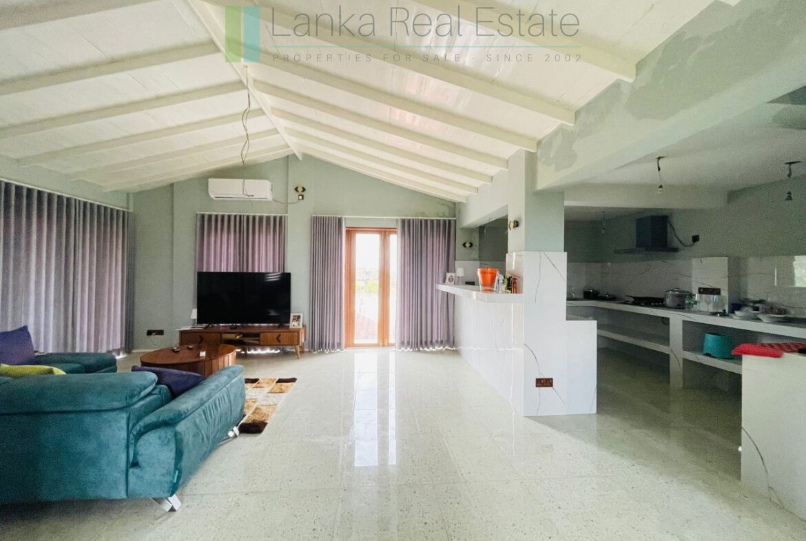 Three-level apartment house in Weligama