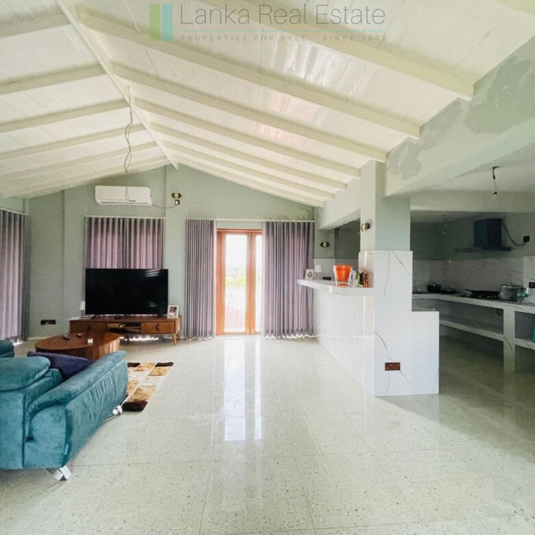 Three-level apartment house in Weligama