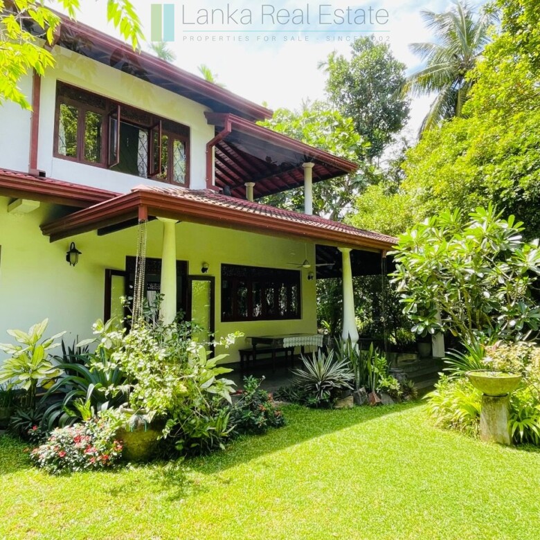 Furnished villa near the beach in Hikkaduwa