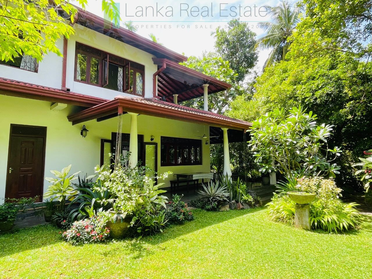 Furnished villa near the beach in Hikkaduwa